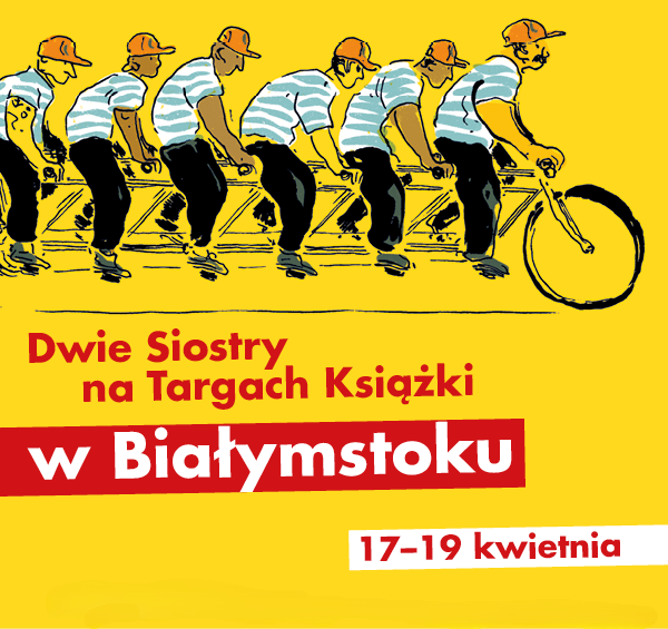 Sześciu mężczyzn jadących wsp&oacute;lnie na jednym, bardzo długim wieloosobowym rowerze. Wszyscy ubrani są identycznie: mają na sobie koszulki w poziome, niebiesko-białe pasy oraz czarne spodnie. Pod rowerzystami widnieje wyraźny napis: &bdquo;Dwie Siostry na Targach Książki w Białymstoku, 17-19 kwietnia"&rdquo;