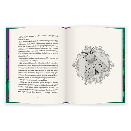 Widziana od g&oacute;ry biała, czarno nakrapiana ćma o puszystym tułowiu, wok&oacute;ł niej ornament roślinny