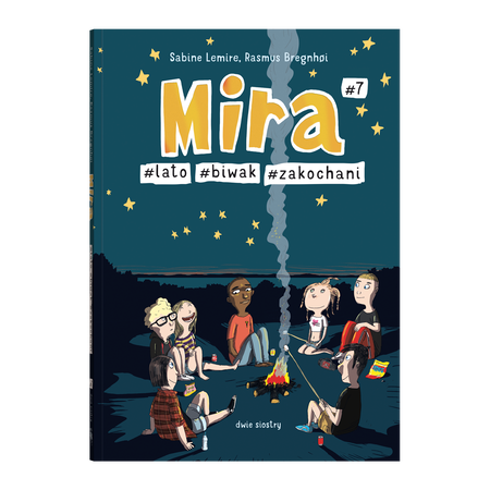Okładka książki Mira 7 #lato #biwak #zakochani. Mira i jej przyjaciele siedzą wieczorem wok&oacute;ł ogniska. Mira się śmieje, czarnosk&oacute;ry chłopiec patrzy na nią, pozostali patrzą znacząco na siebie nawzajem.